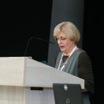 Účastníci konferencie, interiér, prednášky a diskusie