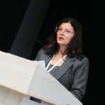 Účastníci konferencie, interiér, prednášky a diskusie