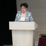 Účastníci konferencie, interiér, prednášky a diskusie