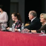 Účastníci konferencie, interiér, prednášky a diskusie