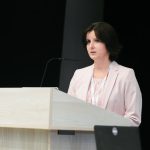 Účastníci konferencie, interiér, prednášky a diskusie