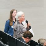 Účastníci konferencie, interiér, prednášky a diskusie