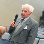 Účastníci konferencie, interiér, prednášky a diskusie