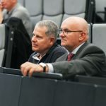 Účastníci konferencie, interiér, prednášky a diskusie