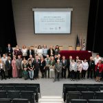 Účastníci konferencie, interiér, prednášky a diskusie