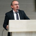 Účastníci konferencie, interiér, prednášky a diskusie