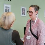 Účastníci konferencie, interiér, prednášky a diskusie