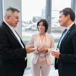 Účastníci konferencie, interiér, prednášky a diskusie