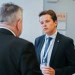 Účastníci konferencie, interiér, prednášky a diskusie