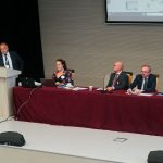 Účastníci konferencie, interiér, prednášky a diskusie