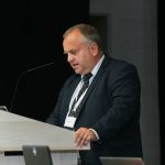 Účastníci konferencie, interiér, prednášky a diskusie