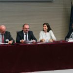 Účastníci konferencie, interiér, prednášky a diskusie