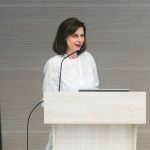 Účastníci konferencie, interiér, prednášky a diskusie