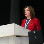 Účastníci konferencie, interiér, prednášky a diskusie