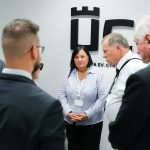 Účastníci konferencie, interiér, prednášky a diskusie