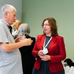 Účastníci konferencie, interiér, prednášky a diskusie