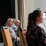 Účastníci konferencie, interiér, prednášky a diskusie