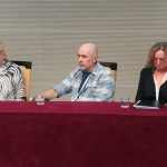 Účastníci konferencie, interiér, prednášky a diskusie
