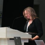 Účastníci konferencie, interiér, prednášky a diskusie