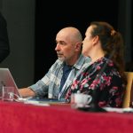 Účastníci konferencie, interiér, prednášky a diskusie