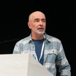 Účastníci konferencie, interiér, prednášky a diskusie