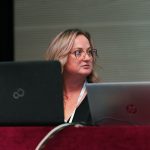 Účastníci konferencie, interiér, prednášky a diskusie
