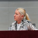 Účastníci konferencie, interiér, prednášky a diskusie