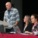 Účastníci konferencie, interiér, prednášky a diskusie