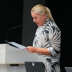 Účastníci konferencie, interiér, prednášky a diskusie