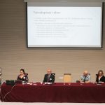 Účastníci konferencie, interiér, prednášky a diskusie