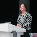 Účastníci konferencie, interiér, prednášky a diskusie