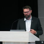 Účastníci konferencie, interiér, prednášky a diskusie