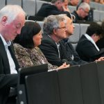 Účastníci konferencie, interiér, prednášky a diskusie