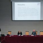 Účastníci konferencie, interiér, prednášky a diskusie