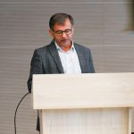 Účastníci konferencie, interiér, prednášky a diskusie