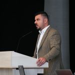 Účastníci konferencie, interiér, prednášky a diskusie