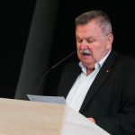 Účastníci konferencie, interiér, prednášky a diskusie