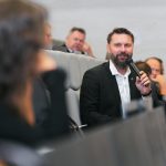 Účastníci konferencie, interiér, prednášky a diskusie