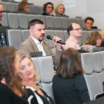 Účastníci konferencie, interiér, prednášky a diskusie