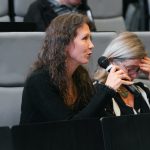 Účastníci konferencie, interiér, prednášky a diskusie