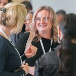 Účastníci konferencie, interiér, prednášky a diskusie