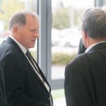 Účastníci konferencie, interiér, prednášky a diskusie