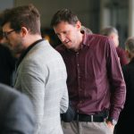 Účastníci konferencie, interiér, prednášky a diskusie