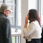 Účastníci konferencie, interiér, prednášky a diskusie