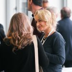 Účastníci konferencie, interiér, prednášky a diskusie