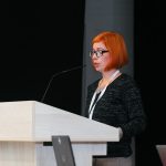 Účastníci konferencie, interiér, prednášky a diskusie