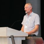 Účastníci konferencie, interiér, prednášky a diskusie