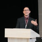 Účastníci konferencie, interiér, prednášky a diskusie