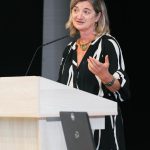 Účastníci konferencie, interiér, prednášky a diskusie