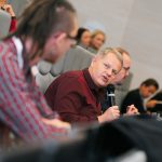 Účastníci konferencie, interiér, prednášky a diskusie